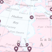 Carte du nord du Canada avec diverses icônes, telles que « maison », « mallette » et « cœur », au-dessus de différentes villes et régions.